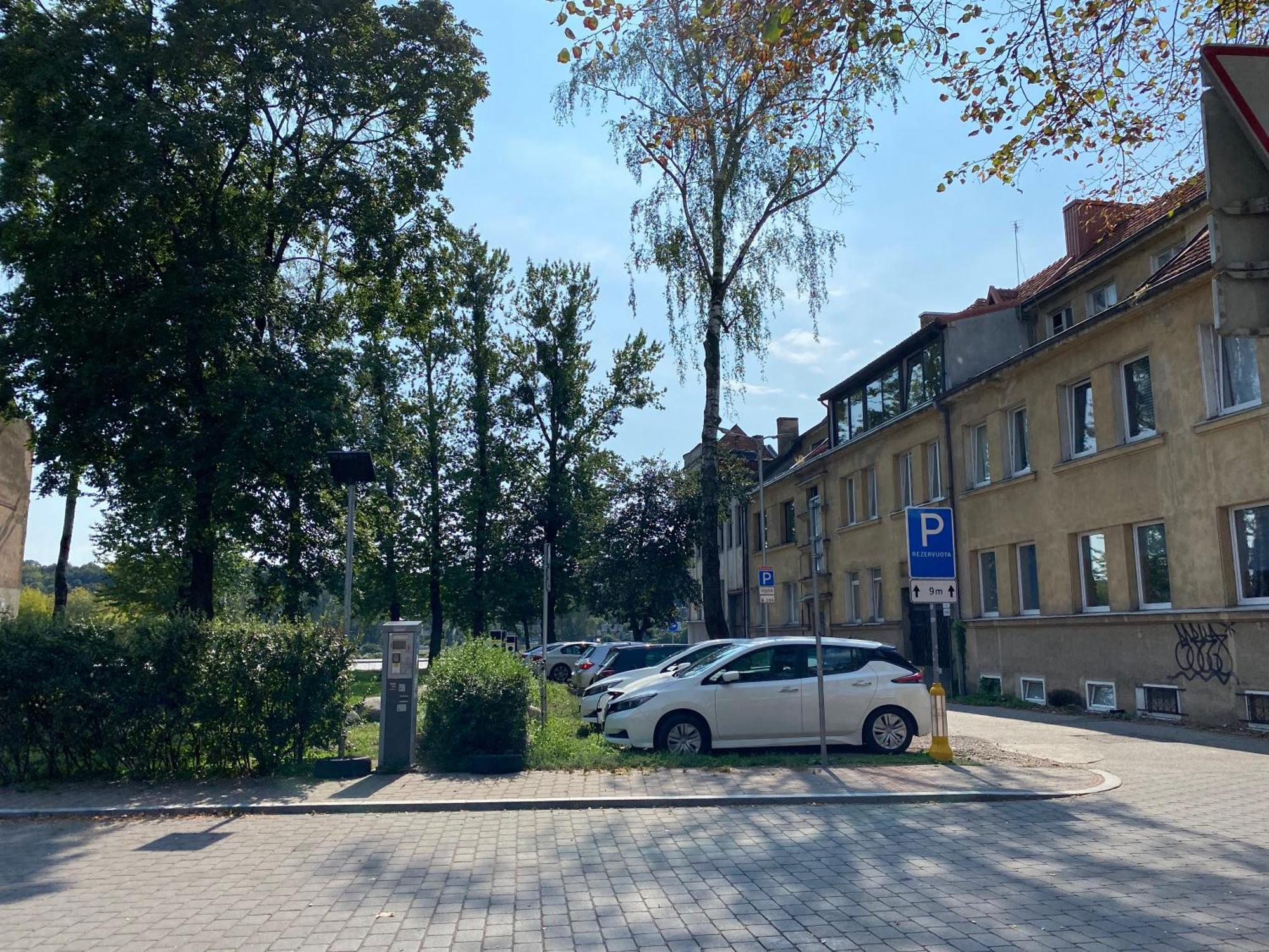 Spacious Old Town Apt, 3 Private Rooms, Sleeps 5-6 Каунас Екстериор снимка