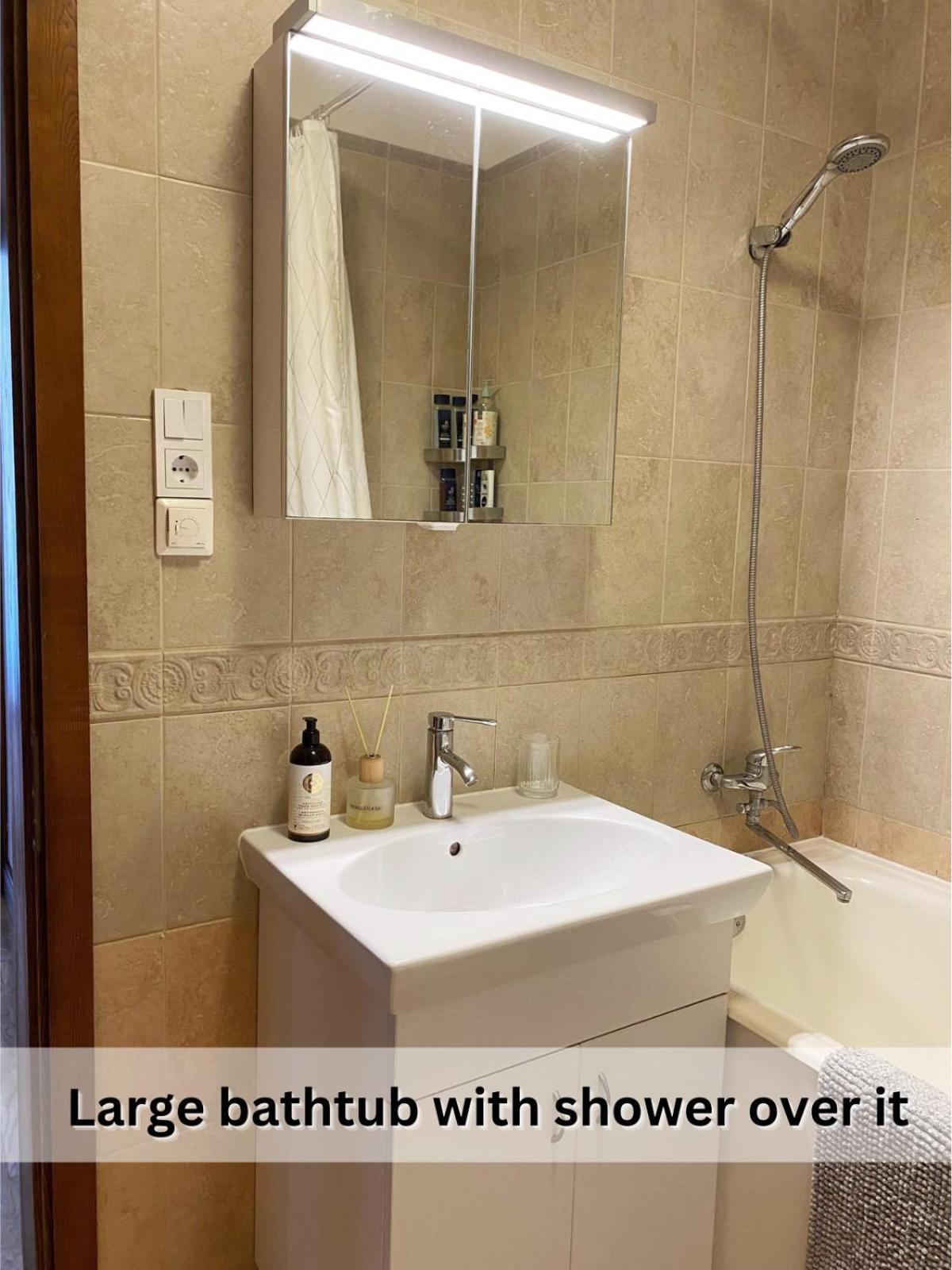 Spacious Old Town Apt, 3 Private Rooms, Sleeps 5-6 Каунас Екстериор снимка
